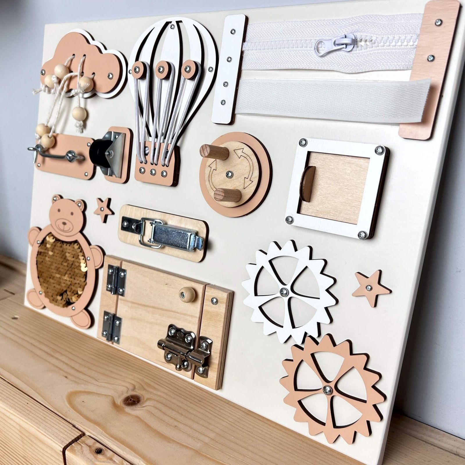 Ļoti mazs aktivitātes dēlis ar durvīm un interaktīvām detaļām (30×40 cm) - Image 3