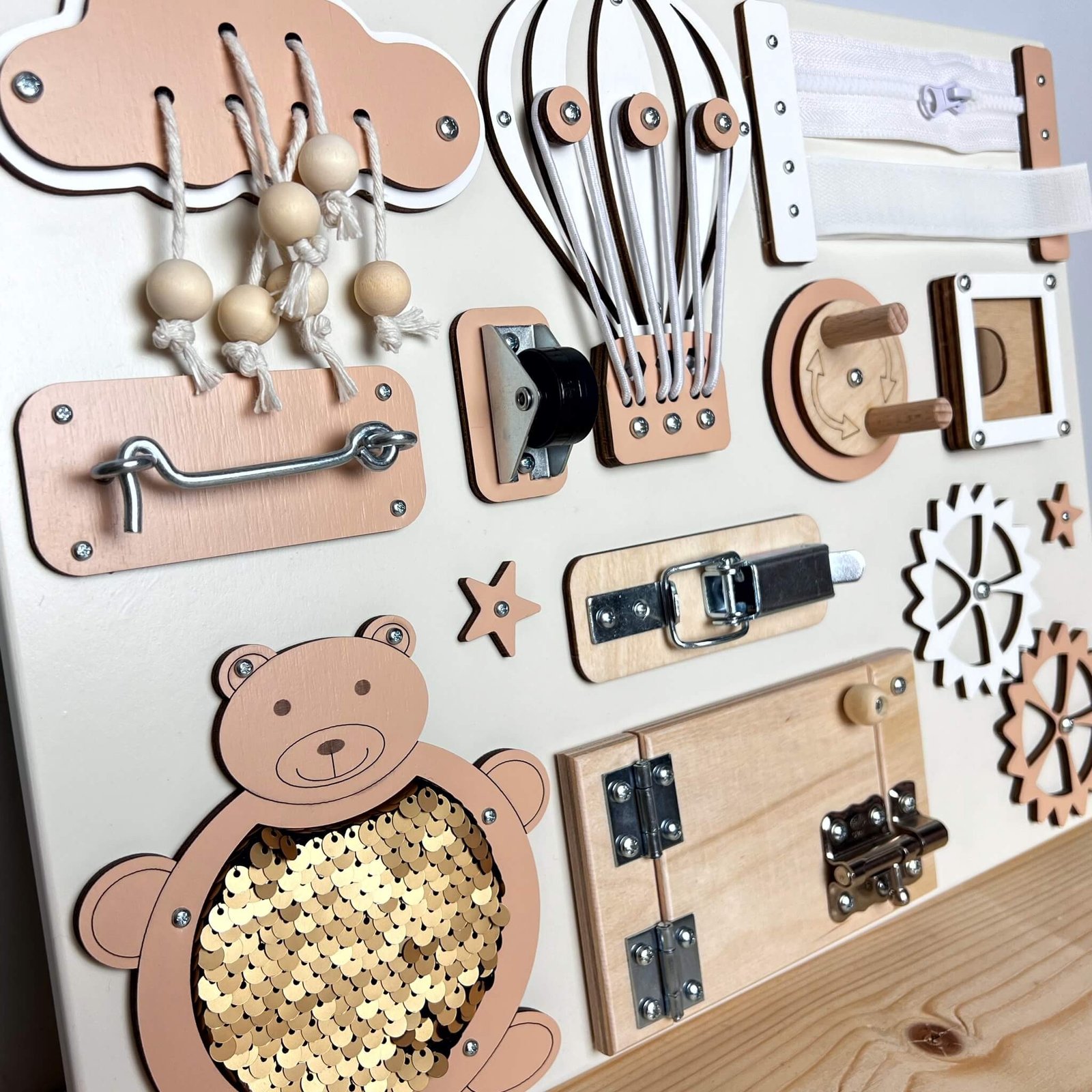 Ļoti mazs aktivitātes dēlis ar durvīm un interaktīvām detaļām (30×40 cm) - Image 4