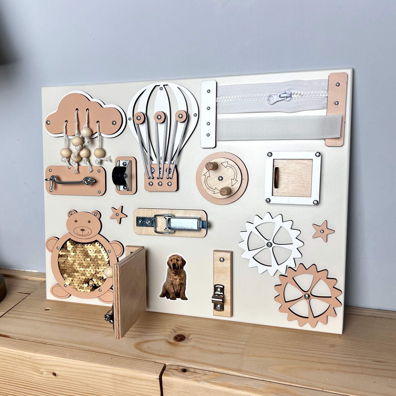 Ļoti mazs aktivitātes dēlis ar durvīm un interaktīvām detaļām (30×40 cm) - Image 5